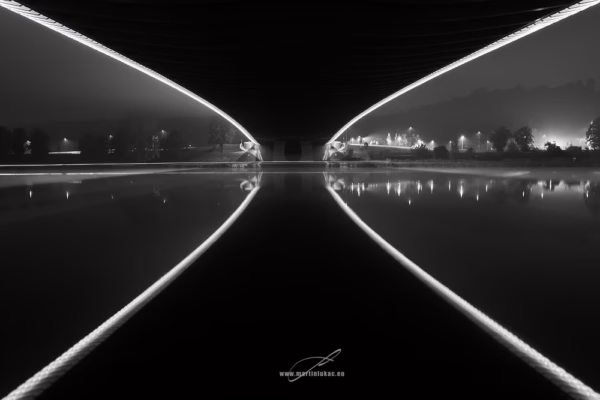 Trojský most v Praze – symetrický noční pohled pod most v černobílé verzi, autor Martin Lukač, pražský fotograf, www.martinlukac.eu