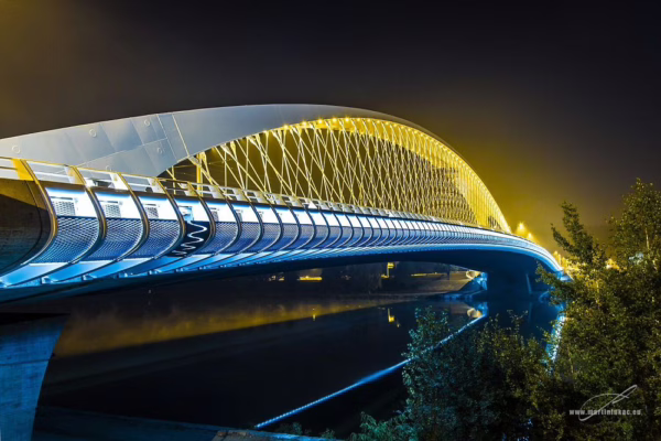 Trojský most v Praze – žlutomodré nasvícení v noci v barevné verzi, autor Martin Lukač, pražský fotograf, www.martinlukac.eu