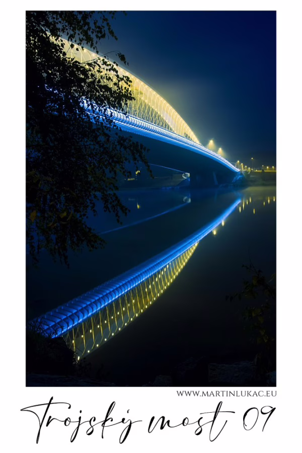 Fotografie Trojského mostu v Praze ve večerní mlze s odrazem v řece, autor Martin Lukač
