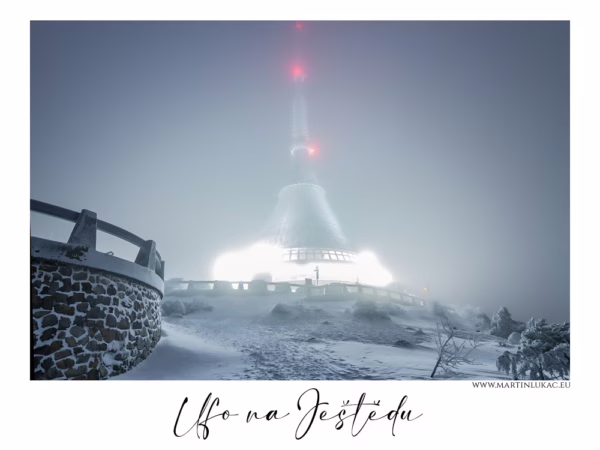 Ufo na Ještědu – Zasněžený vrchol Ještědu s nasvícenou televizní věží v mlze, autor Martin Lukač