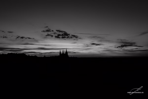 Večerní panorama Prahy s barevným západem slunce v černobílé verzi, autor Martin Lukač, pražský fotograf, www.martinlukac.eu