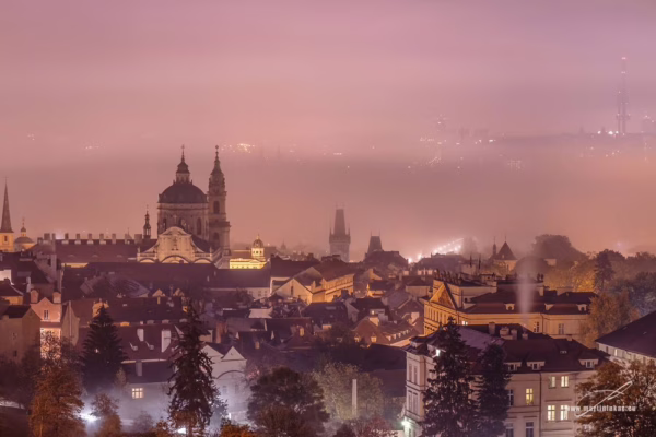 Pohled na starou Prahu zahalenou večerní mlhou a růžovým světlem, autor Martin Lukač
