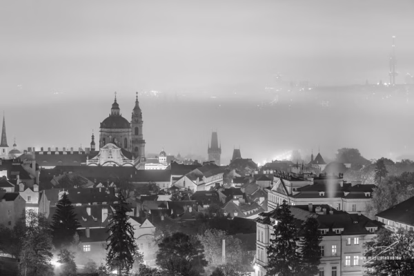Pohled na starou Prahu zahalenou večerní mlhou a růžovým světlem, autor Martin Lukač, černobílá