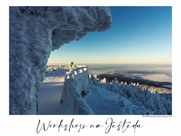 Workshop na Ještědu – fotograf zachycený u zasněženého zábradlí s výhledem na zasněženou krajinu, autor Martin Lukač, www.martinlukac.eu