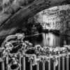 Zimní Čertovka se zamrzlou atmosférou a zámky v černobílé verzi, autor Martin Lukač, pražský fotograf, www.martinlukac.eu
