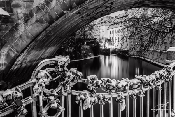 Zimní Čertovka se zamrzlou atmosférou a zámky v černobílé verzi, autor Martin Lukač, pražský fotograf, www.martinlukac.eu