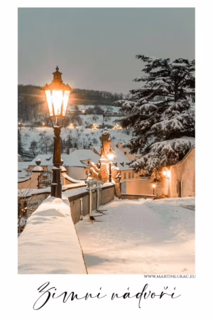 Zasněžené nádvoří v Praze s rozsvícenými lampami v zimním podvečeru, autor Martin Lukač, pražský fotograf, www.martinlukac.eu