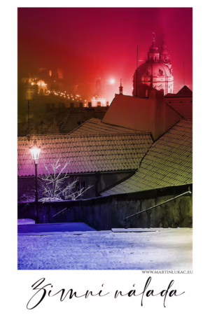 Zasněžená Praha s barevně nasvícenou mlhou a pohledem na chrám svatého Mikuláše, autor Martin Lukač, pražský fotograf, www.martinlukac.eu