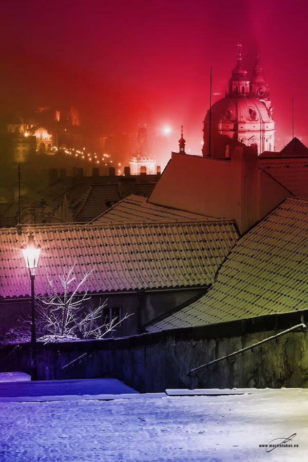 Zimní nálada v Praze s nasvícenými střechami a mlhou v barevné verzi, autor Martin Lukač, pražský fotograf, www.martinlukac.eu