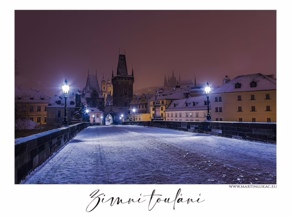 Karlův most v Praze v zimní noci pokrytý sněhem s rozsvícenými lampami, autor Martin Lukač, pražský fotograf, www.martinlukac.eu