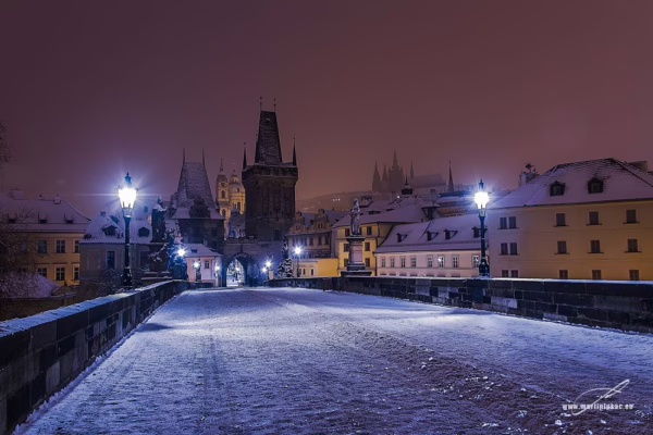 Zimní toulání po zasněženém Karlově mostě v barevné verzi, autor Martin Lukač, pražský fotograf, www.martinlukac.eu