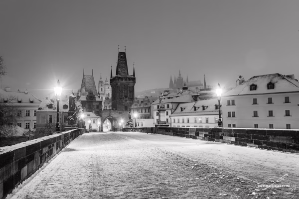 Zimní toulání po zasněženém Karlově mostě v černobílé verzi, autor Martin Lukač, pražský fotograf, www.martinlukac.eu