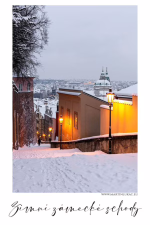 Zasněžené Zámecké schody v Praze s rozsvícenými lampami a výhledem na město, autor Martin Lukač, pražský fotograf, www.martinlukac.eu