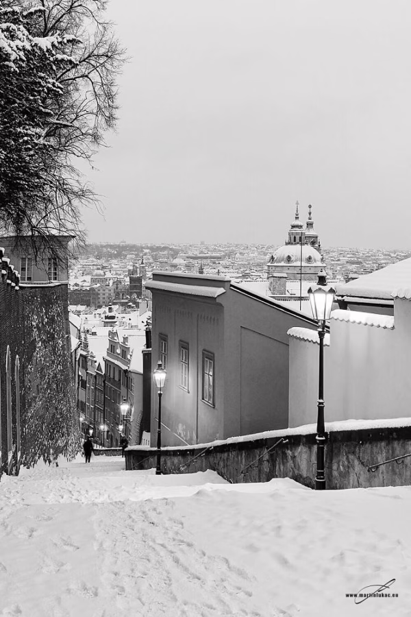 Zimní zámecké schody v zasněžené Praze v černobílé verzi, autor Martin Lukač, pražský fotograf, www.martinlukac.eu