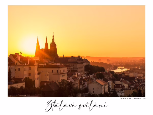 Pražský hrad při východu slunce zalitý zlatavým světlem, autor Martin Lukač, pražský fotograf, www.martinlukac.eu