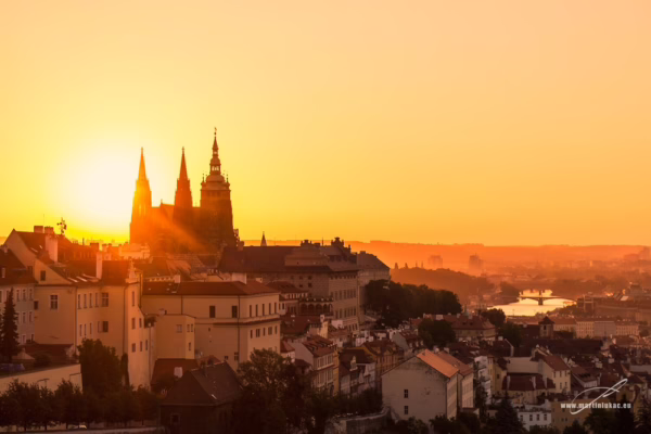 Zlatavé svítání nad Prahou v barevné verzi, autor Martin Lukač, pražský fotograf, www.martinlukac.eu