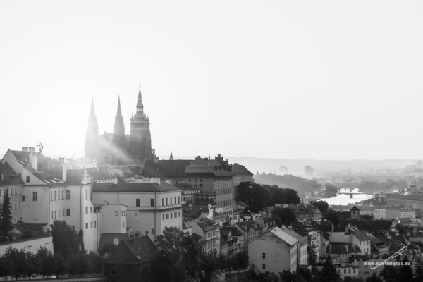 Zlatavé svítání nad Prahou v černobílé verzi, autor Martin Lukač, pražský fotograf, www.martinlukac.eu