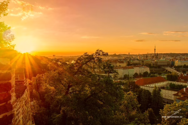 Zlaté nebe nad Prahou za teplého večerního světla v barevné verzi, autor Martin Lukač, pražský fotograf, www.martinlukac.eu