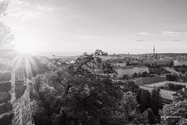 Zlaté nebe nad Prahou za teplého večerního světla v černobílé verzi, autor Martin Lukač, pražský fotograf, www.martinlukac.eu