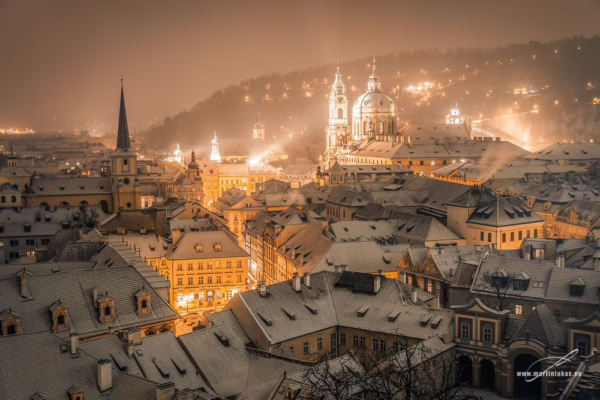 Zlatý Mikuláš – večerní Malá Strana v zasněžené Praze v barevné verzi, autor Martin Lukač, pražský fotograf, www.martinlukac.eu
