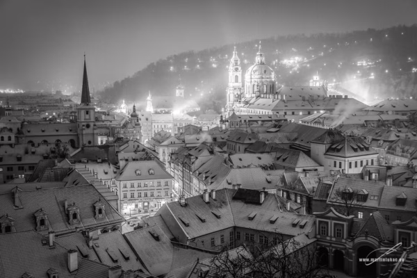 Zlatý Mikuláš – večerní Malá Strana v zasněžené Praze v černobílé verzi, autor Martin Lukač, pražský fotograf, www.martinlukac.eu