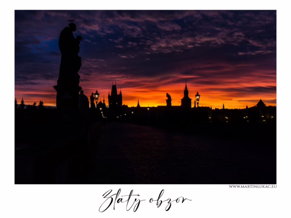 Karlův most v Praze při dramatickém východu slunce se zlatým obzorem, autor Martin Lukač, pražský fotograf, www.martinlukac.eu