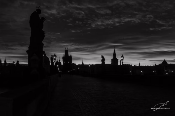 Zlatý obzor nad Karlovým mostem v černobílé verzi, autor Martin Lukač, pražský fotograf, www.martinlukac.eu