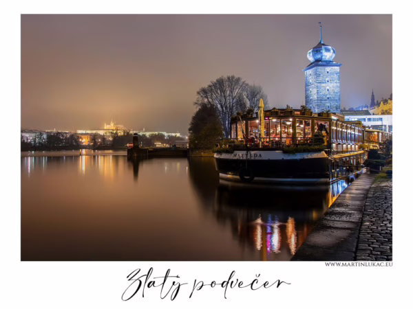 Pražská náplavka s lodí Matylda při večerním osvětlení a zlatavém podvečeru, autor Martin Lukač, pražský fotograf, www.martinlukac.eu