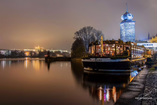 Zlatý podvečer na Vltavě s lodí Matylda v barevné verzi, autor Martin Lukač, pražský fotograf, www.martinlukac.eu