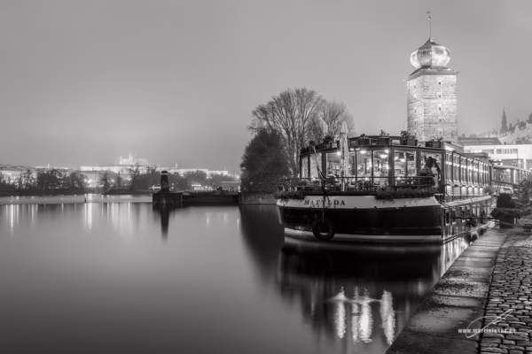 Zlatý podvečer na Vltavě s lodí Matylda v černobílé verzi, autor Martin Lukač, pražský fotograf, www.martinlukac.eu