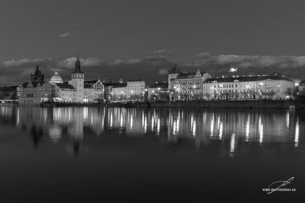 Zrcadlení na nábřeží v Praze při modré hodině v černobílé verzi, autor Martin Lukač, pražský fotograf, www.martinlukac.eu