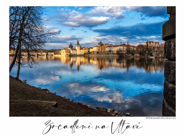 Panorama historického centra Prahy s odrazem ve Vltavě za jasného dne, autor Martin Lukač, pražský fotograf, www.martinlukac.eu