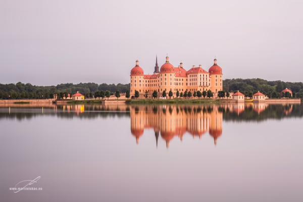Zrcadlení v Moritzburgu – majestátní pohled na zámek Moritzburg s dokonalým odrazem na vodě, autor Martin Lukač, www.martinlukac.eu