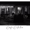 Černobílá fotografie kavárny Cafe Cihelna v Praze, osvětlený interiér a prázdné venkovní posezení v nočním prostředí, autor Martin Lukač, pražský fotograf, www.martinlukac.eu