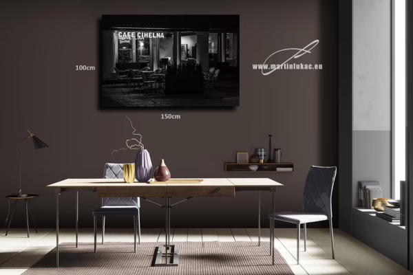 Černobílá fotografie kavárny Cafe Cihelna v Praze, osvětlený interiér a prázdné venkovní posezení v nočním prostředí, autor Martin Lukač, pražský fotograf, www.martinlukac.eu