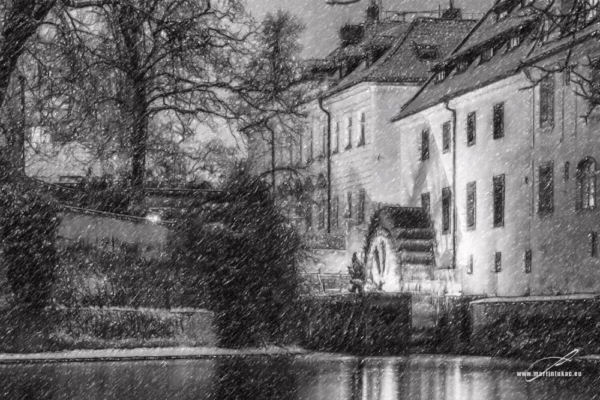 Kampa zahalená do ticha zimní noci, sněhové vločky padají na klidnou hladinu, autor Martin Lukač, pražský fotograf, www.martinlukac.eu