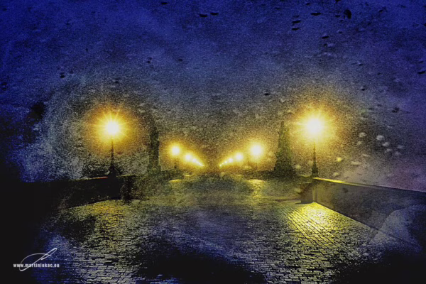 Noční Praha v chladném odstínu modři s atmosférou snu, autor Martin Lukač, pražský fotograf, www.martinlukac.eu