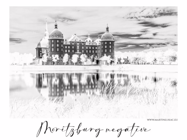 Zámek Moritzburg v negativním zobrazení s dokonalým odrazem na vodní hladině, autor Martin Lukač, pražský fotograf, www.martinlukac.eu