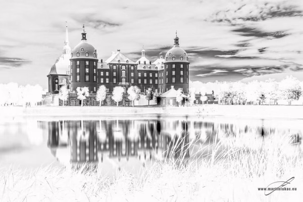 Zimně působící kompozice zámku Moritzburg s dramatickým nebem a zrcadlením, autor Martin Lukač, pražský fotograf, www.martinlukac.eu