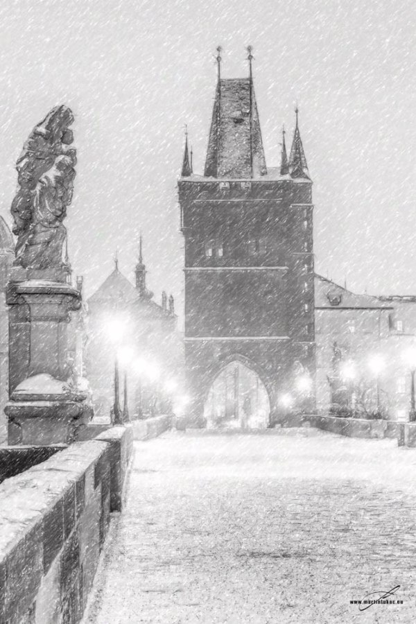Zimní pohled na staroměstskou bránu v Praze uprostřed hustého sněžení, autor Martin Lukač, pražský fotograf, www.martinlukac.eu