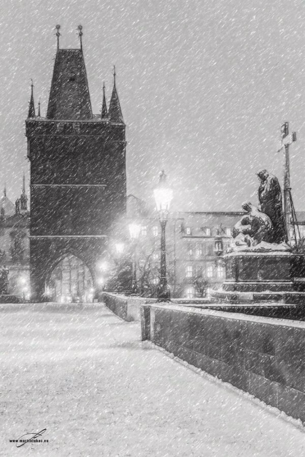 Zasněžený Karlův most s Mosteckou věží a historickým sousoším, autor Martin Lukač, pražský fotograf, www.martinlukac.eu