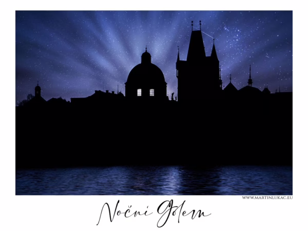 Stíny městských věží ponořené do noční modři s hvězdami nad hlavou, autor Martin Lukač, pražský fotograf, www.martinlukac.eu