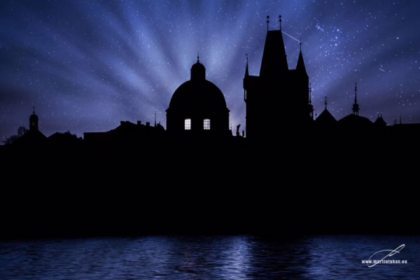 Pohled na noční panorama s mystickými věžemi, které ožívají pod světelným nebem, autor Martin Lukač, pražský fotograf, www.martinlukac.eu