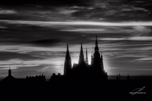 Silueta Pražského hradu v krvavě rudém západu slunce, foto-obraz Martina Lukače, www.martinlukac.eu, černobílá verze