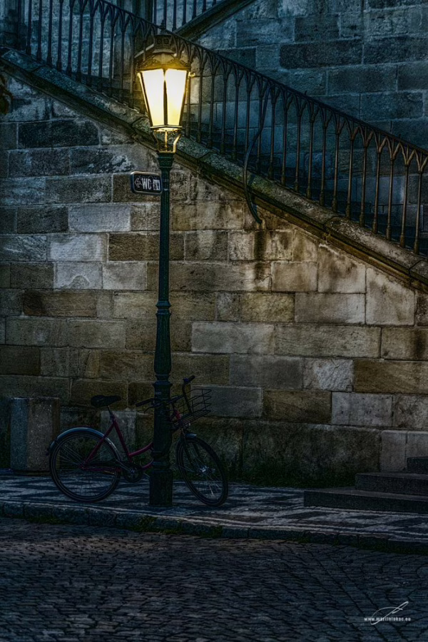 Tichý kout starého města s atmosférou očekávání a klidu, autor Martin Lukač, pražský fotograf, www.martinlukac.eu
