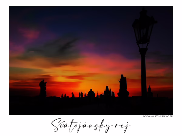 Sochy na Karlově mostě zahalené do ohnivého soumraku, autor Martin Lukač, pražský fotograf, www.martinlukac.eu