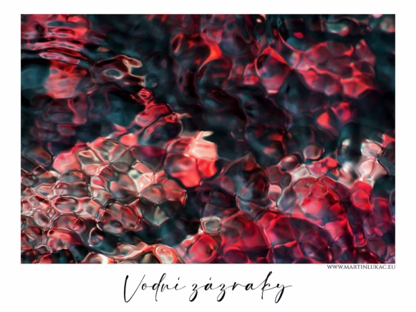 Detailní pohled na barevnou hru světel na vodní hladině, autor Martin Lukač, pražský fotograf, www.martinlukac.eu