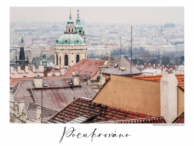 Pocukrováno - Praha zahalená do jemné vrstvy sněhu Pocukrováno - Zimní pohled na zasněžené střechy Prahy s kupolí sv. Mikuláše, autor Martin Lukač