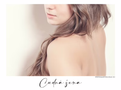 Jemnost a krása ženské nevinnosti... Jemný portrét ženské tváře s dlouhými vlasy, lehce otočené zády, s přirozeným světlem, autor Martin Lukač, pražský fotograf, www.martinlukac.eu