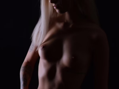 Decentní krása ve hře světla a stínů... Decentní - Umělecký akt v jemném světle, autor Martin Lukač, www.martinlukac.eu, barevná